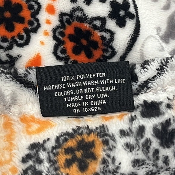 Skull & Bones 100% Polyester Soft Plush 55"x66" Halloween Throw Blanket New - Picture 3 of 6